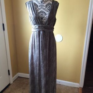 Animal print maxi dress w/plunge neck 10